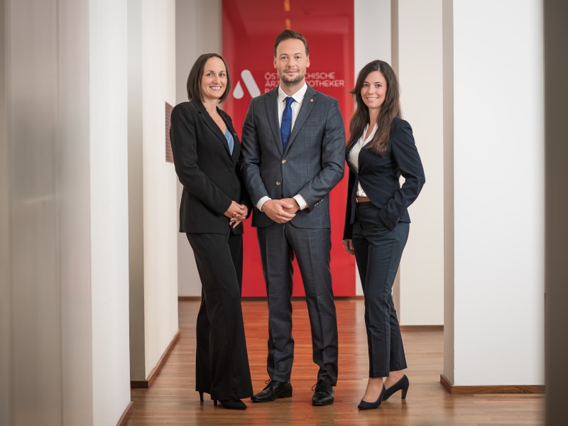 Drei stehende Kolleg:innen